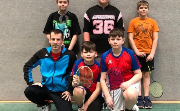 Oberschüler gingen auf Schleifchenjagd Oberschüler gingen auf Schleifchenjagd